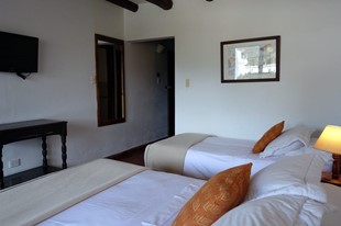 Habitación Triple con Terraza - Hotel Mesón de los Virreyes - Villa de Leyva, Boyacá - image - 3